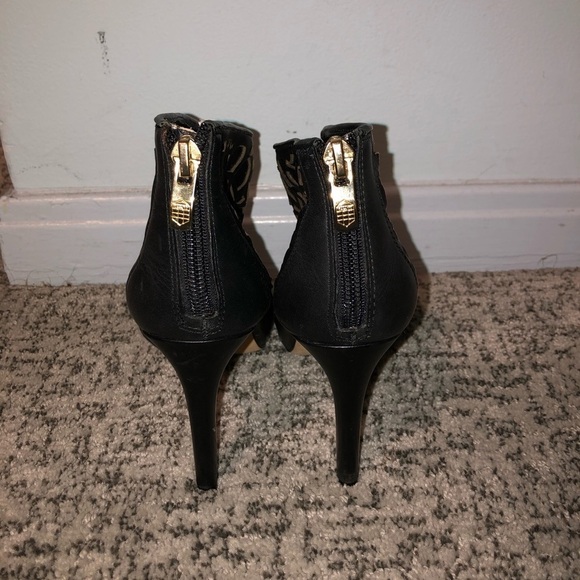 Vince Camuto Black Laser Cut Leather Peep Toe Heels Size 7.5 - Picture 6 of 9